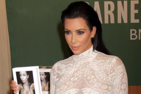 Kim Kardashian mit ihrem Buch 
