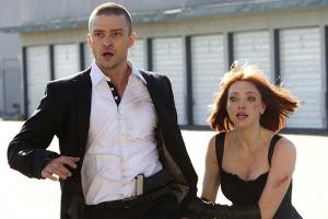 "In Time - Deine Zeit läuft ab": Immer wieder gelingt es Will (Justin Timberlake) und Sylvia (Amanda Seyfried), ihren Häsche...