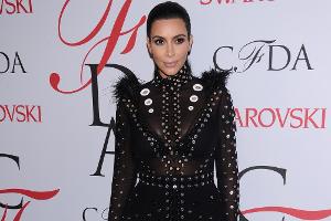 Ob dieses Outfit Kim Kardashians Hüften tatsächlich schmeichelt?