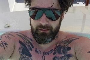 Chillen im Pool: Sido macht Urlaub