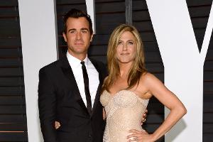 Jennifer Aniston mit ihrem Partner Justin Theroux bei einer Oscar-Party 2015