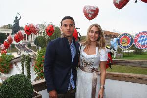 Thiago Alcántara und Júlia Vigas auf dem Oktoberfest 2014