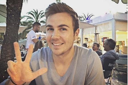 Dem Strahlemann Mario Götze sind seine Fans extrem wichtig - da packt er auch schon mal eigenhändig ein Geschenk