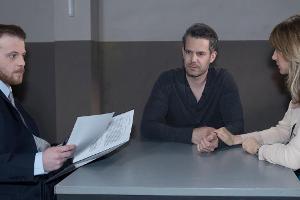 "Unter uns": Im Beisein von Tobias (l.) und Eva unterschreibt Till unglücklich das falsche Schuldeingeständnis