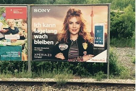 Palina Rojinski ist deutschlandweit als Gesicht der neuen Sony-Werbekampagne zu sehen - auch entlang der Bahngleise