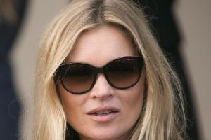 Supermodel Kate Moss scheint Probleme an Bord eines Flugzeugs verursacht zu haben