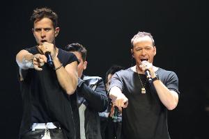 Hey, du! Jordan McIntyre und Donnie Wahlberg demonstrierten in Atlanta die klassische Boyband-Geste