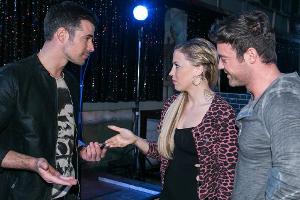 "Alles was zählt": Ben (r.) freut sich mit Iva , die nach ihrem gelungenen Auftritt auf einen Vertrag mit Nick hoffen kann