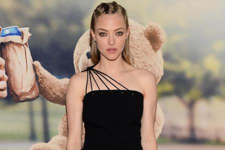 Amanda Seyfried verführerisch ganz in Schwarz bei der 