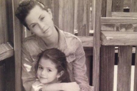 Die kleine Selena Gomez in den Armen ihrer Mutter