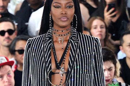 Naomi Campbell auf dem Laufsteg der Givenchy-Show in Paris