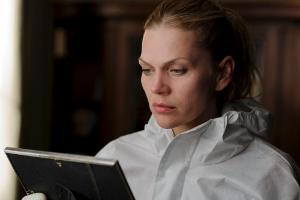 "Zeugin der Toten": Judith (Anna Loos) reinigt die Wohnung eines alten Mannes