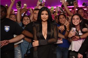 Ein Hoch auf Klebeband: Kylie Jenner lässt tief blicken