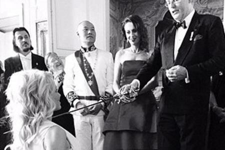 Pamela Anderson kniet ritterlich vor Prinz Stefan