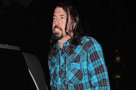 Foo Fighters Sänger Dave Grohl ist nach seinem Beinbruch auf Krücken angewiesen