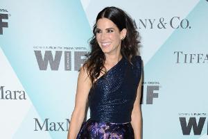 Sandra Bullock glänzt buchstäblich im eleganten Asymmetrie-Look