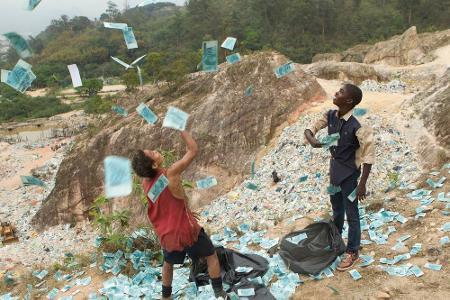 Die Freunde Raphael (Rickson Tevez, l.) und Gardo (Eduardi Luis) sind ein Leben auf der Müllhalde gewohnt