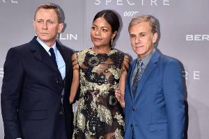 Daniel Craig (l.), Naomie Harris und Christoph Waltz auf der "Spectre"-Premiere in Berlin
