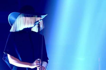 ...Sia habe angeblich für das frisch getraute Ehepaar ihren Smash-Hit 