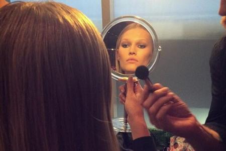 Model Toni Garrn hat sicher auch den ein oder anderen Trick parat, um morgens im Bad schneller zu sein