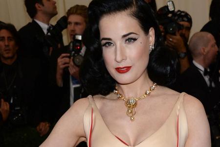 2014 schritt Dita von Teese bei der Met Gala über den roten Teppich