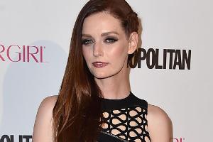 Als Model weiß die schöne Amerikanerin Lydia Hearst natürlich, wie sie posieren muss, damit ihr die Fotografen zu Füßen liegen