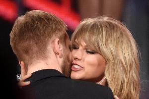 Taylor Swift umarmt Calvin Harris bei den Billboard Music Awards