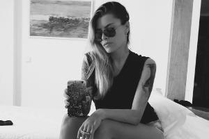 Sexy wie immer: Sophia Thomalla in Hotpants, Stiefeletten und Armfrei-Top