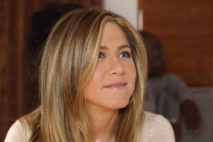 Bei einem Drink vergisst Jennifer Aniston auch den schlimmsten Alptraum - zumindest im Werbespot