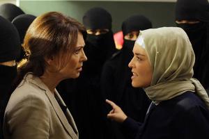 Eva (Iris Berben) und Türkin Sevda (Ava Celik) treffen aufeinander