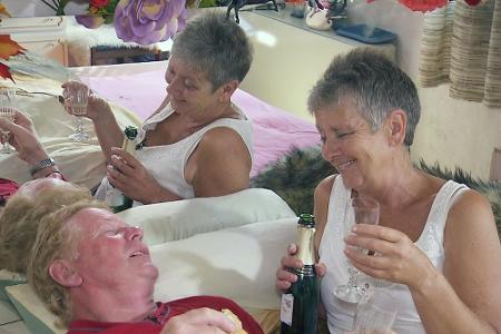 Gregor weiß, was Frauen lieben: Sekt, Croissants - und Hüpfbälle