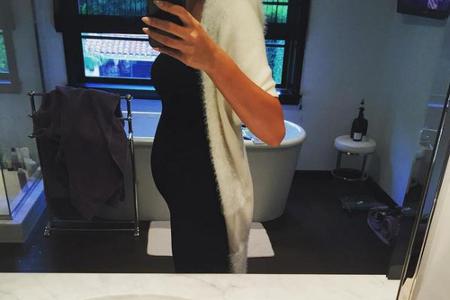 Model Chrissy Teigen posiert mit Babybauch