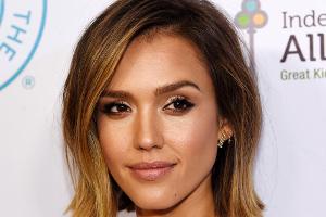 Jessica Alba trägt ihren kurzen Bob im angesagten Sombré-Style