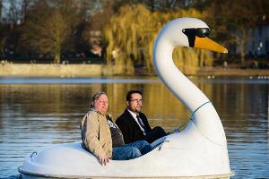 "Tatort" ganz entspannt: Die Münsteraner Ermittler Thiel (Axel Prahl, l.) und Boerne (Jan Josef Liefers) im Tretboot