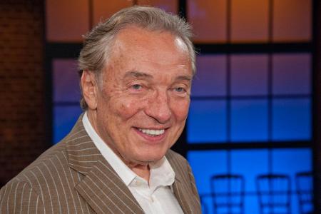 Karel Gott wurde nicht am Herz, sondern im Bauchraum operiert