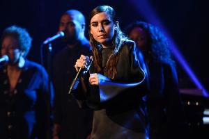 Lykke Li bei einem Fernsehauftritt Anfang 2015