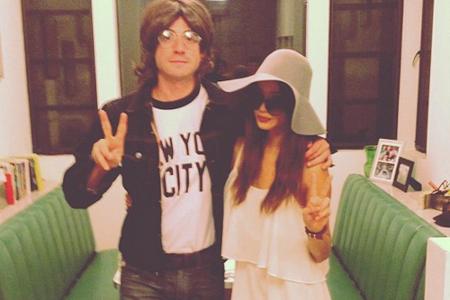 Das Schauspielerpärchen Jamie Chung und Bryan Greenberg mischt die Halloween-Party als Yoko Ono und John Lennon auf