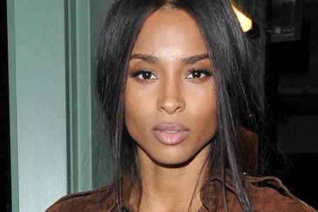 R&B-Sängerin Ciara stellt ihr Trendbewusstsein mit einem eleganten Hemdblusenkleid aus Wildleder unter Beweis