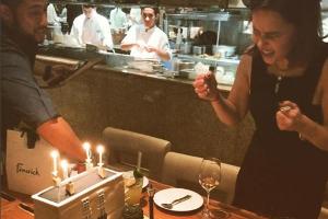 Emilia Clarke freut sich riesig über ihren kreativen Geburtstagskuchen