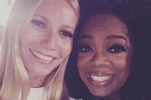 Gwyneth Paltrow strahlt übers ganze Gesicht, als sie ein Selfie mit Oprah Winfrey schießen kann