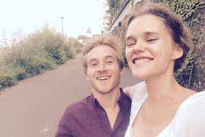 Mit diesem Selfie bestätigten die beiden im August ihre Verlobung: Samuel Koch und Sarah Elena Timpe