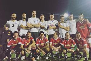 Der Warm-up-Kick vor dem großen Charity-Event: David Beckham (untere Reihe, Mitte) neben seinem Sohn Brooklyn (rechts von ih...