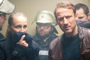 Lorenz (Petra Schmidt-Schaller) und Falke (Wotan Wilke Möhring) betreten die Zelle des Verstorbenen