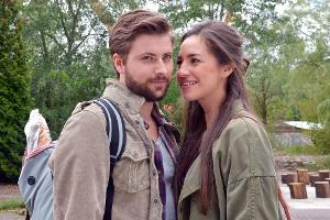 "GZSZ": Ein romantischer Ausflug an einen See schweißt John und Elena noch enger zusammen.