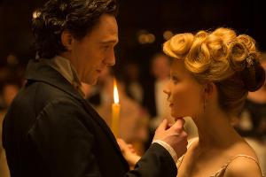 Die Schöne und das Biest? Sir Thomas Sharpe (Tom Hiddleston) scheint ein dunkles Geheimnis zu haben