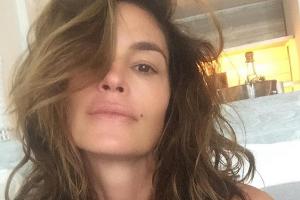 Cindy Crawford braucht kein Make-up um zu strahlen