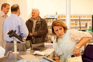 "Besuch für Emma": Um mit einem Kunden in Kontakt zu kommen, steckt Kassiererin Emma Beeskow (Dagmar Manzel) dessen Portemon...