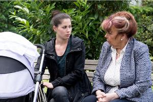 "Unter uns": Roswitha (Andrea Brix) versucht Sina (Valea Katharina Scalabrino, l.) die richtigen Ratschläge zu geben.