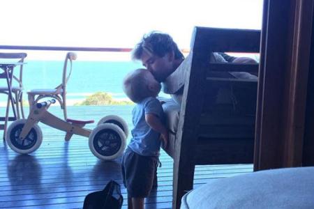 Chris Hemsworth genießt den Familienurlaub am Strand