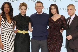 Die Darsteller des neuen "Bond"-Streifens "Spectre" (v.l.n.r.): Naomie Harris, Lea Seydoux, Daniel Craig, Monica Bellucci un...